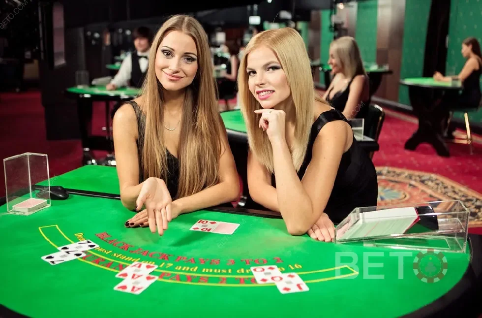 Dealer live di depan kamera dengan area meja dan panel permainan